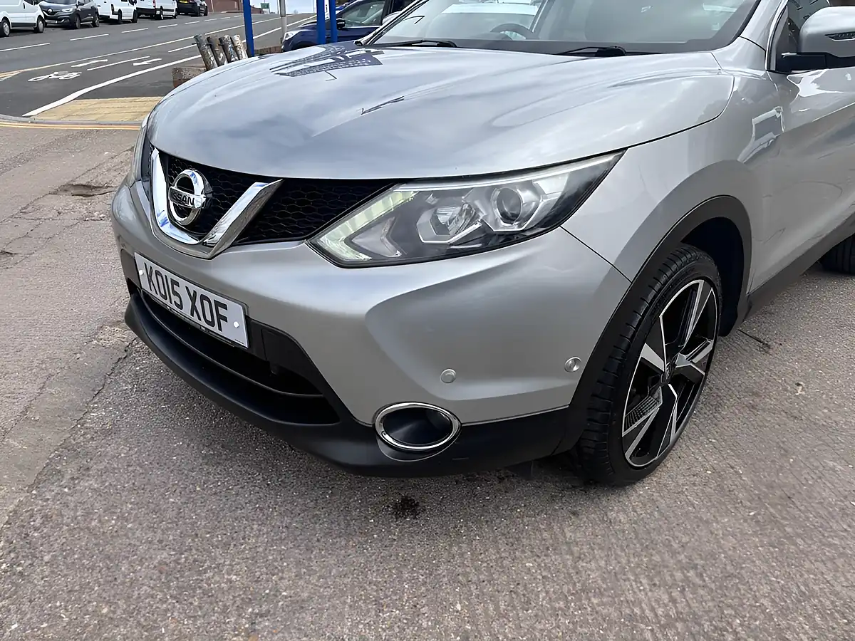 Used 2015 Nissan Qashqai Tekna Silver - Interior and Exterior details 3