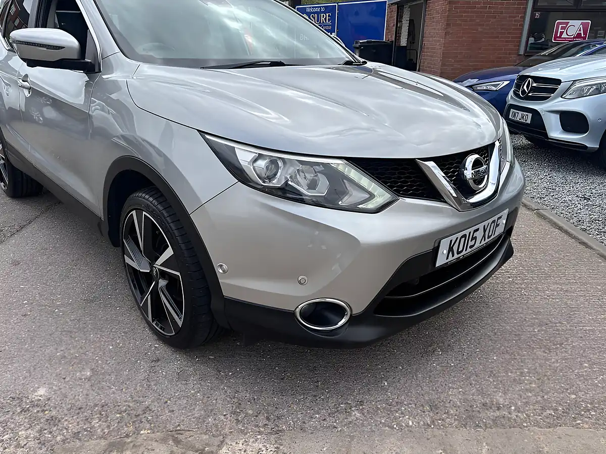 Used 2015 Nissan Qashqai Tekna Silver - Interior and Exterior details 4