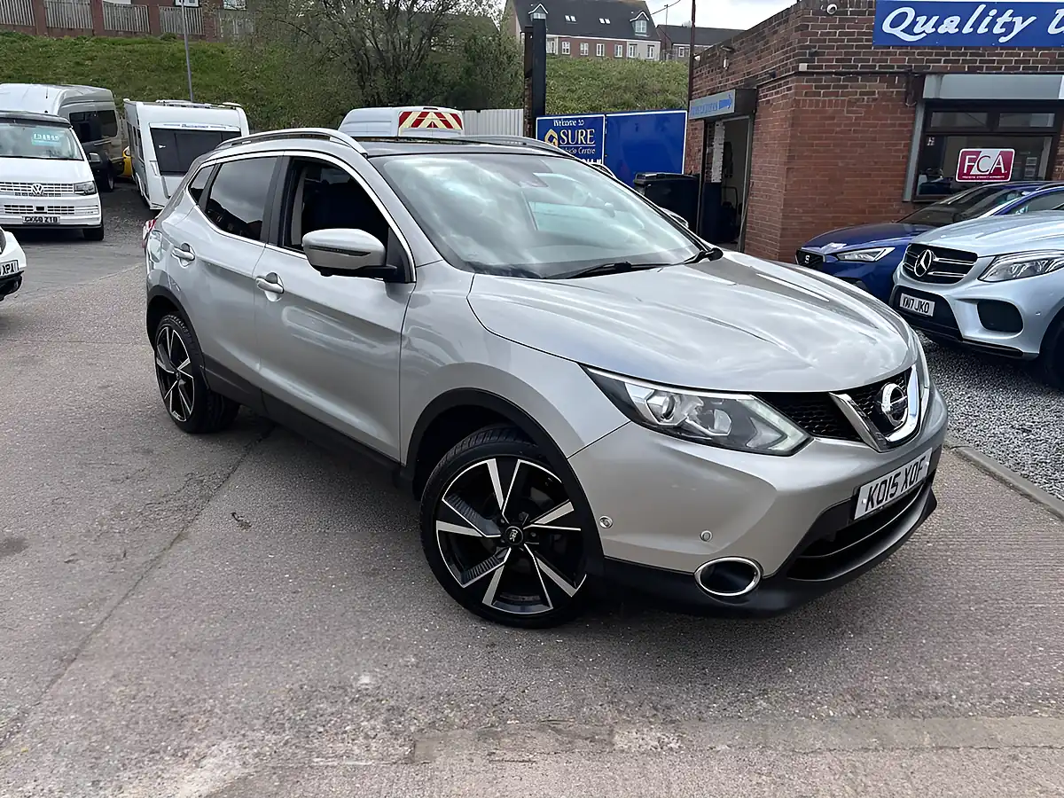 Used 2015 Nissan Qashqai Tekna Silver - Interior and Exterior details 5