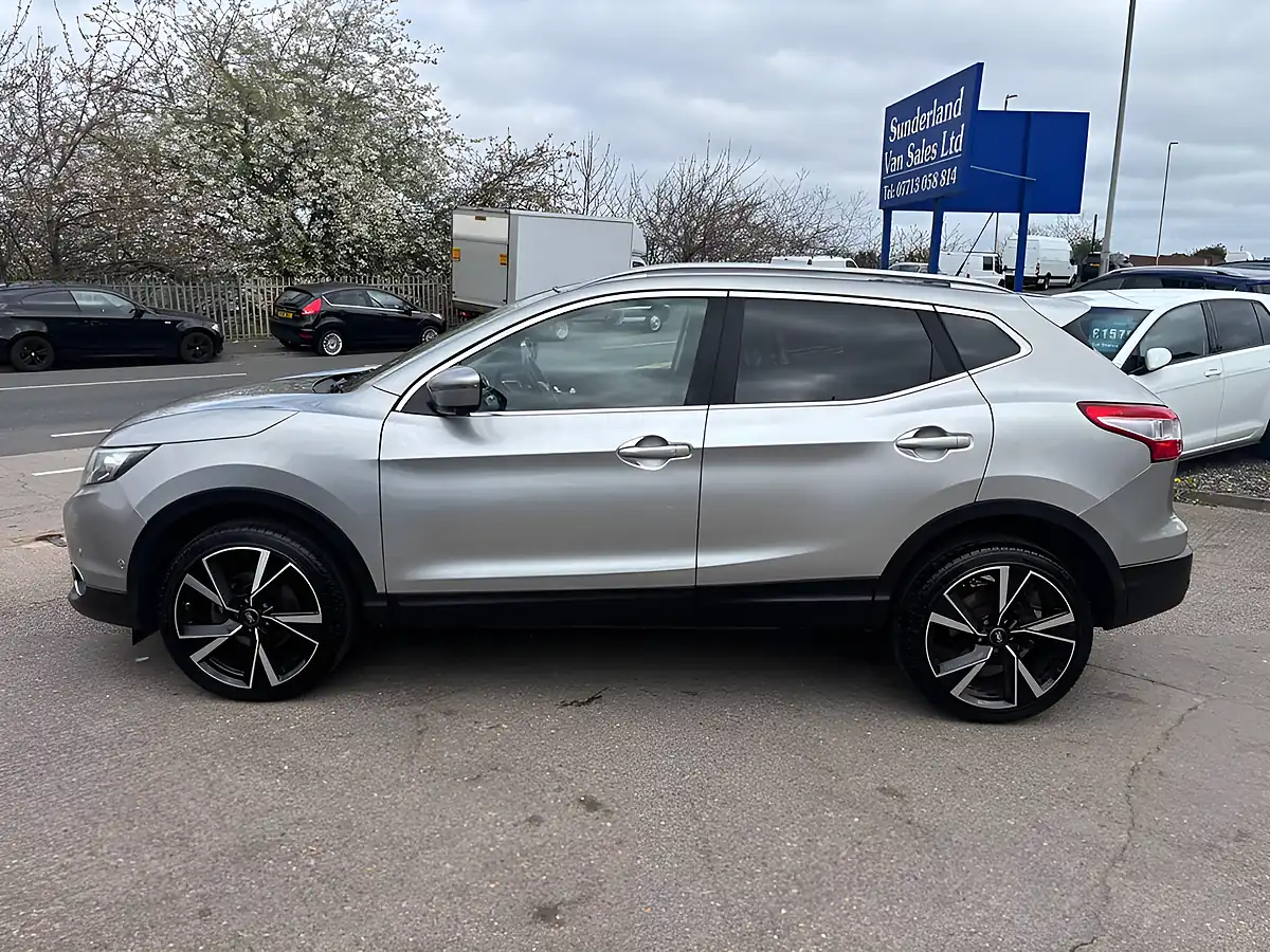 Used 2015 Nissan Qashqai Tekna Silver - Interior and Exterior details 6