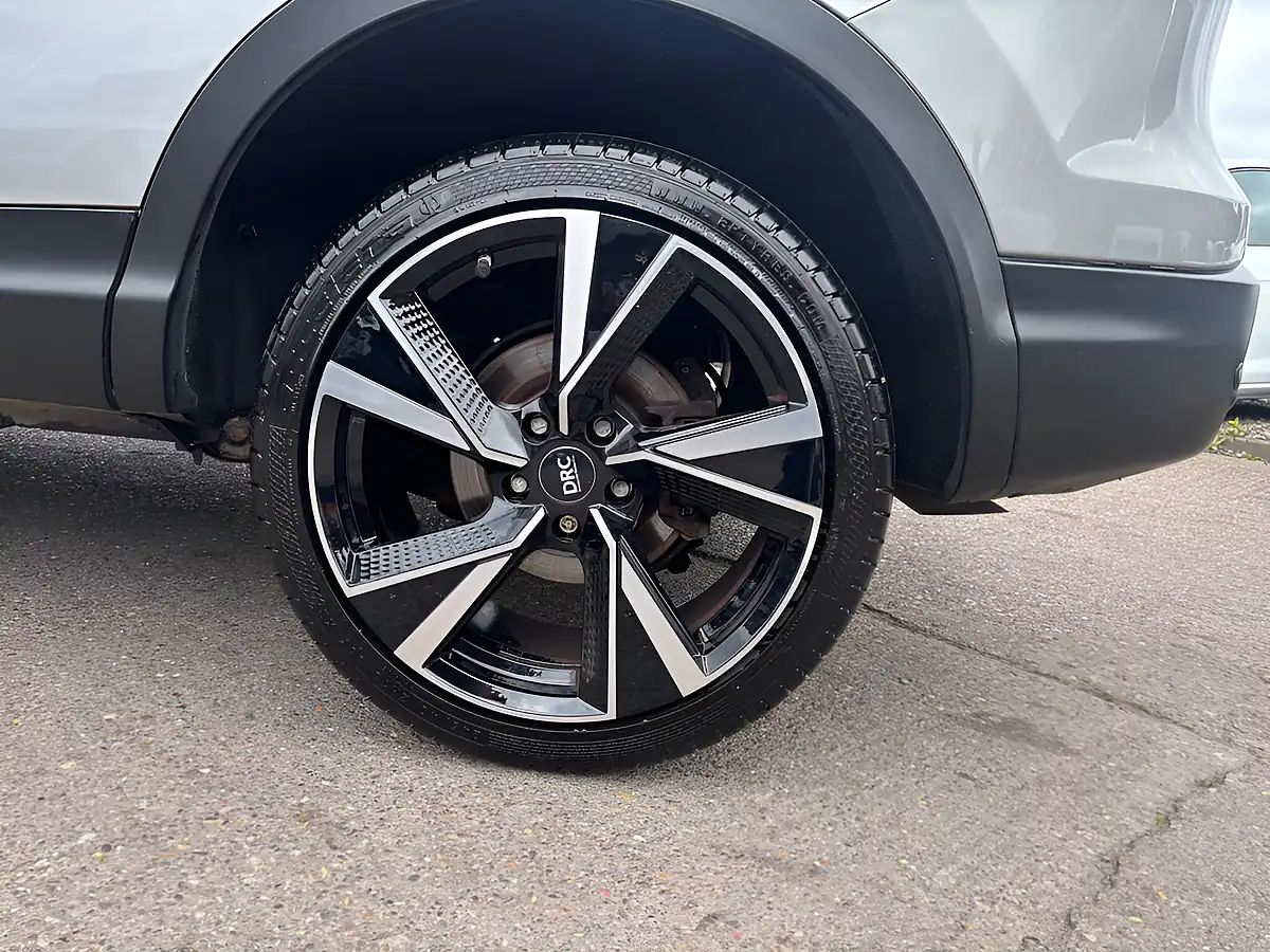 Used 2015 Nissan Qashqai Tekna Silver - Interior and Exterior details 7
