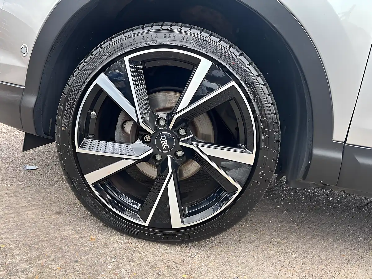 Used 2015 Nissan Qashqai Tekna Silver - Interior and Exterior details 8