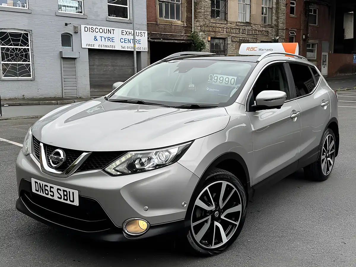 Used 2015 Nissan Qashqai Tekna Silver - Interior and Exterior details 11