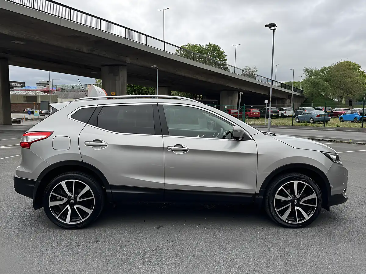 Used 2015 Nissan Qashqai Tekna Silver - Interior and Exterior details 13