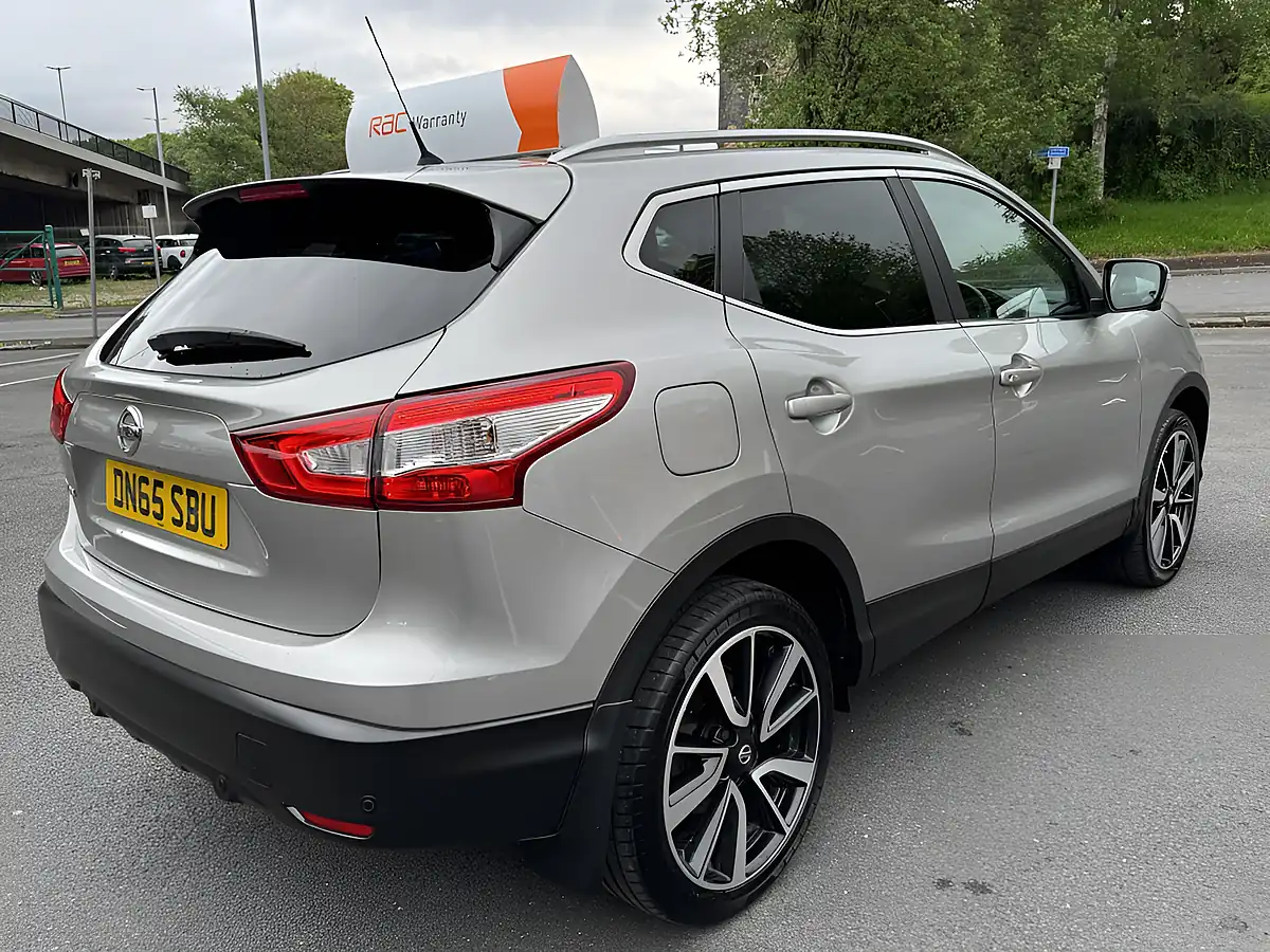 Used 2015 Nissan Qashqai Tekna Silver - Interior and Exterior details 14