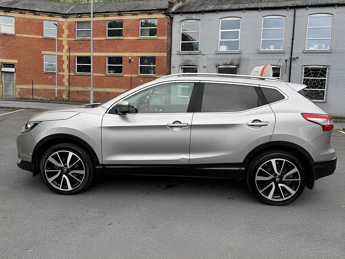Used 2015 Nissan Qashqai Tekna Silver - Interior and Exterior details 17