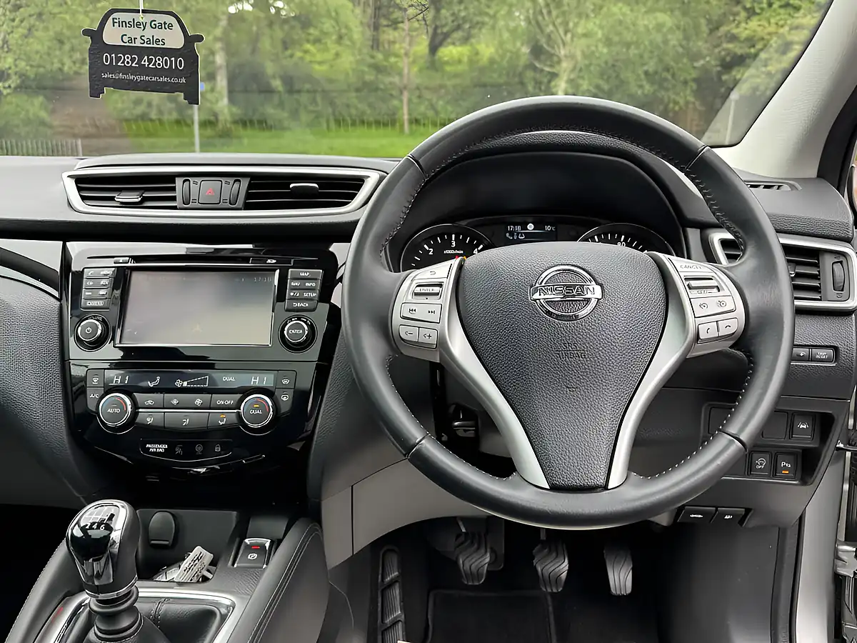 Used 2015 Nissan Qashqai Tekna Silver - Interior and Exterior details 2