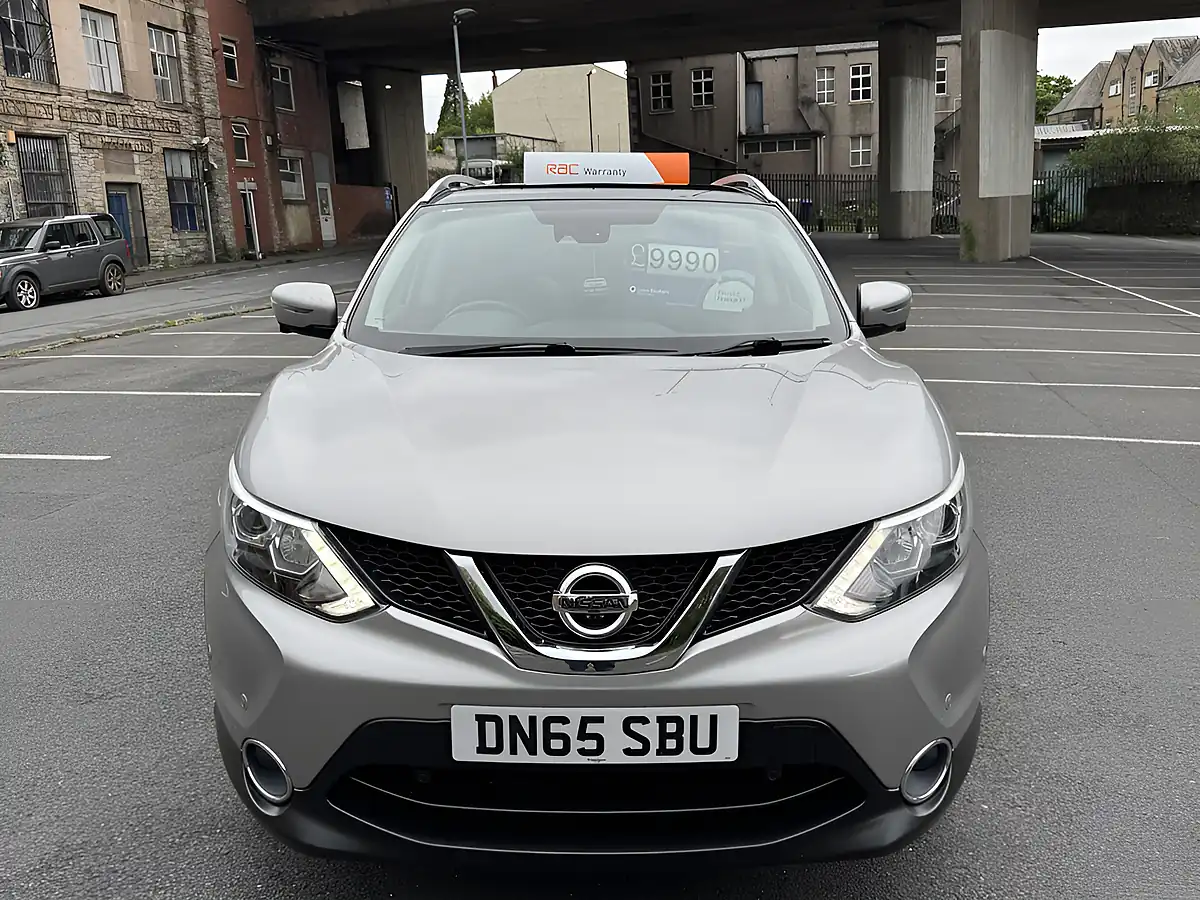 Used 2015 Nissan Qashqai Tekna Silver - Interior and Exterior details 4