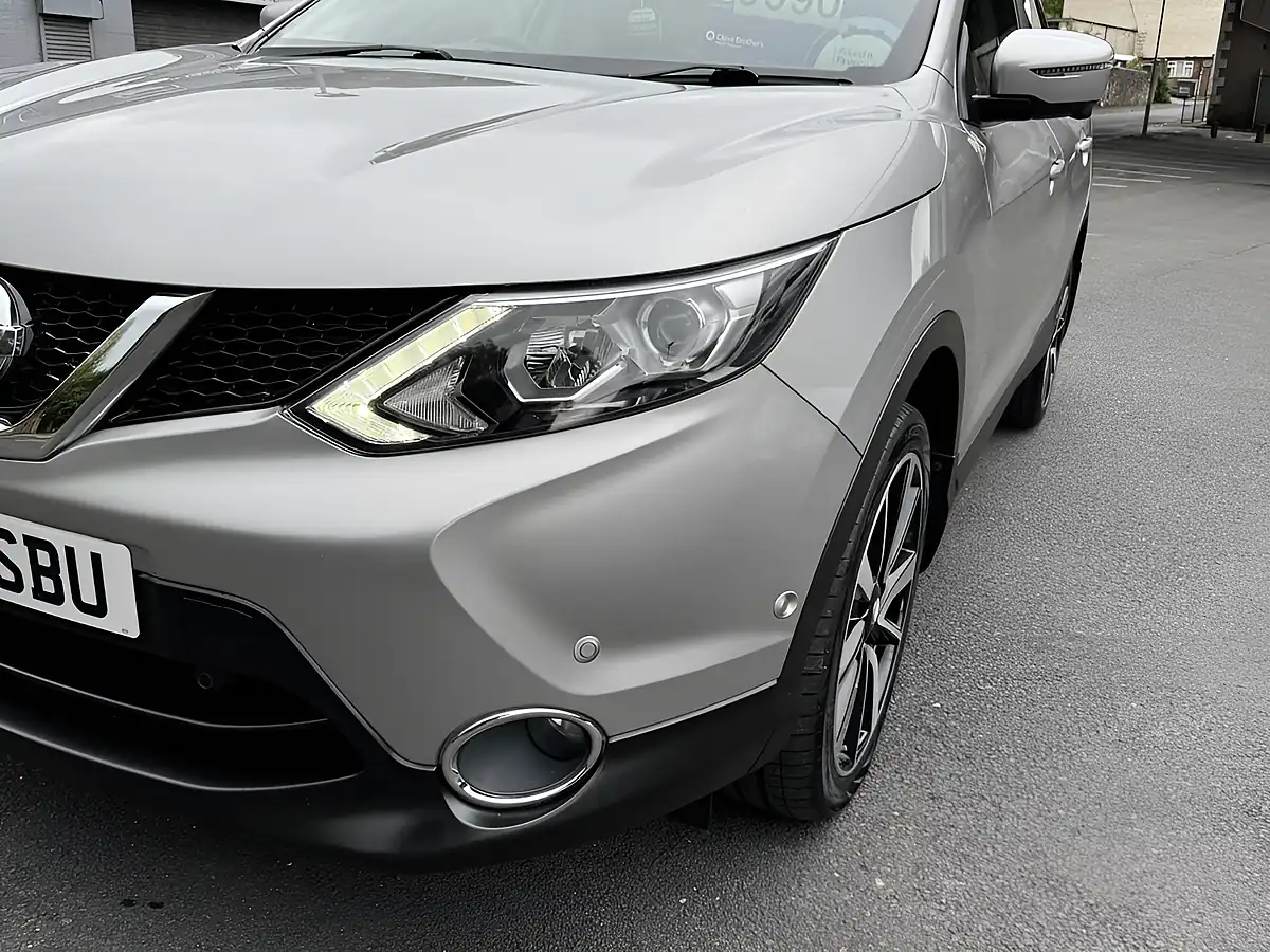 Used 2015 Nissan Qashqai Tekna Silver - Interior and Exterior details 5