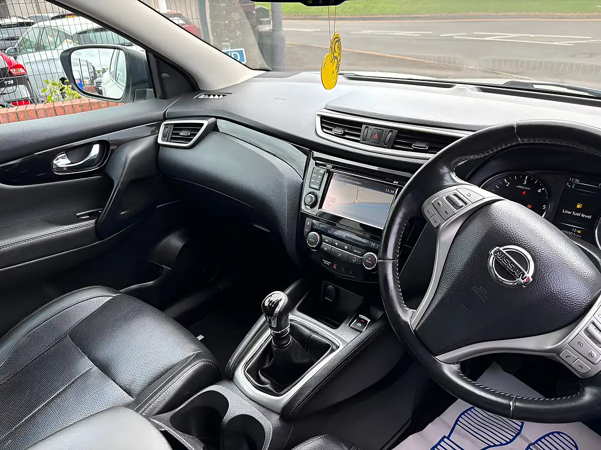 Used 2015 Nissan Qashqai Tekna White - Interior and Exterior details 11