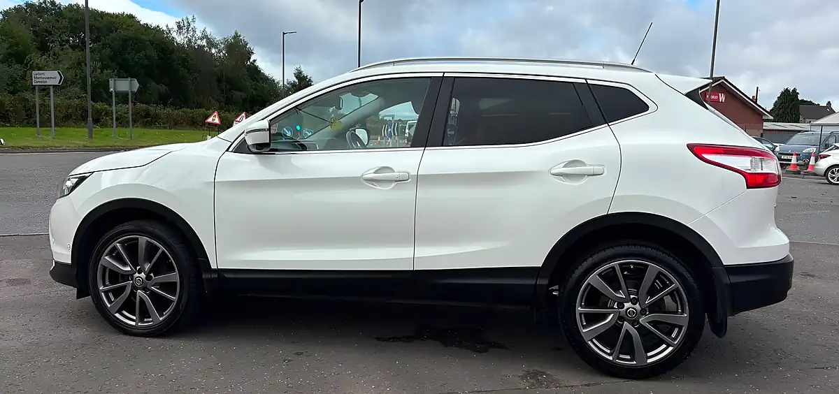 Used 2015 Nissan Qashqai Tekna White - Interior and Exterior details 4