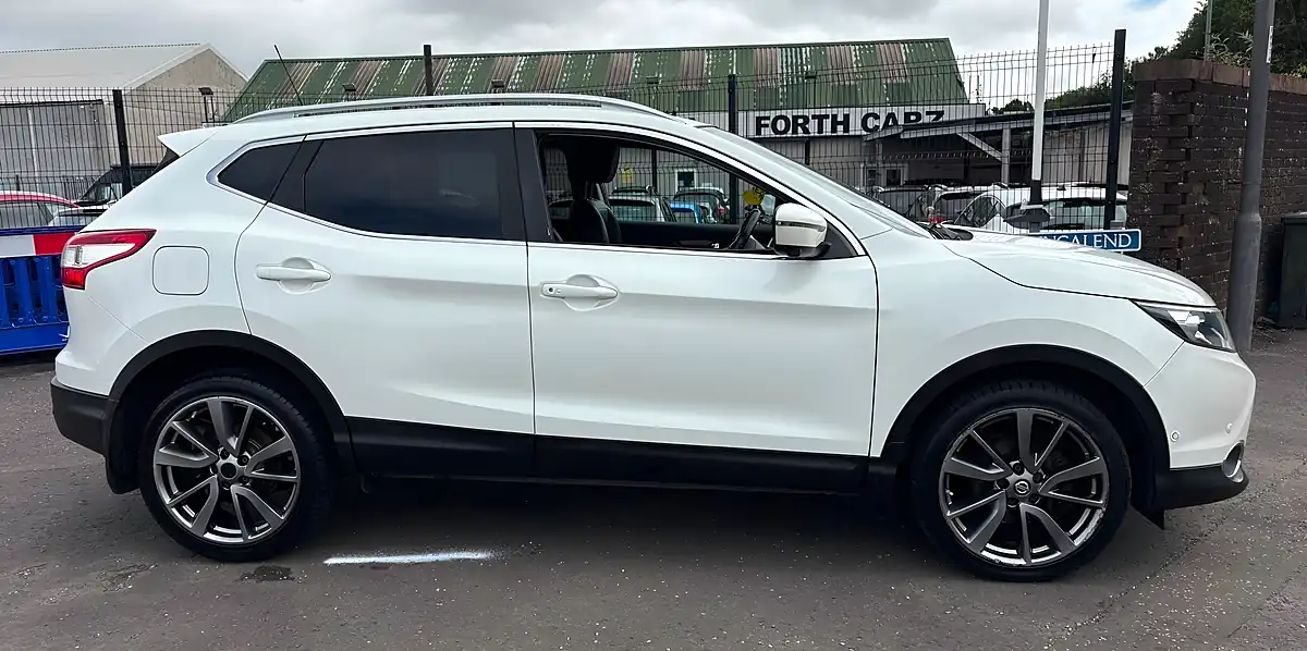 Used 2015 Nissan Qashqai Tekna White - Interior and Exterior details 7