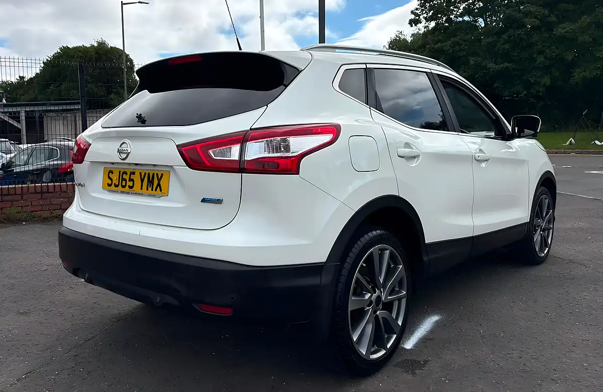Used 2015 Nissan Qashqai Tekna White - Interior and Exterior details 8