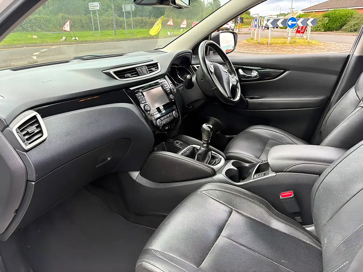 Used 2015 Nissan Qashqai Tekna White - Interior and Exterior details 9