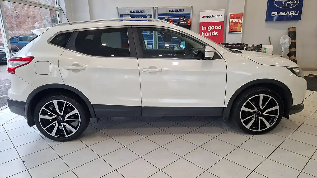 Used 2015 Nissan Qashqai Tekna White - Front View