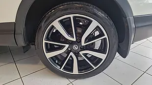 Used 2015 Nissan Qashqai Tekna White - Interior and Exterior details 11