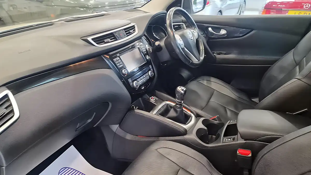 Used 2015 Nissan Qashqai Tekna White - Interior and Exterior details 20
