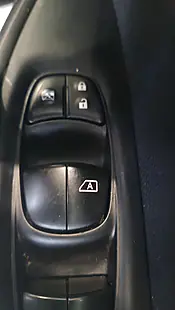 Used 2015 Nissan Qashqai Tekna White - Interior and Exterior details 4