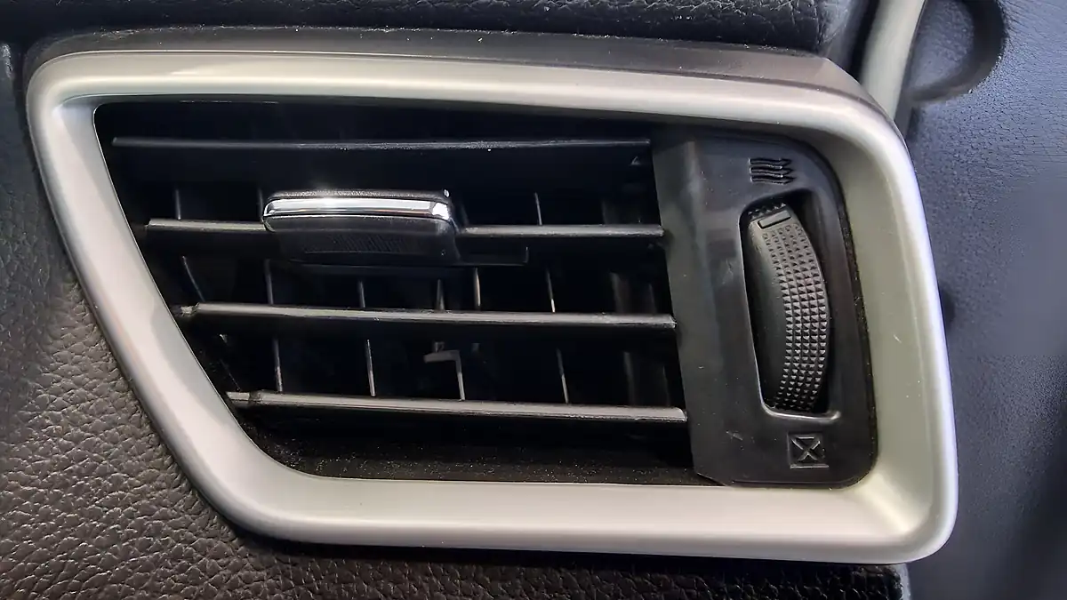Used 2015 Nissan Qashqai Tekna White - Interior and Exterior details 8