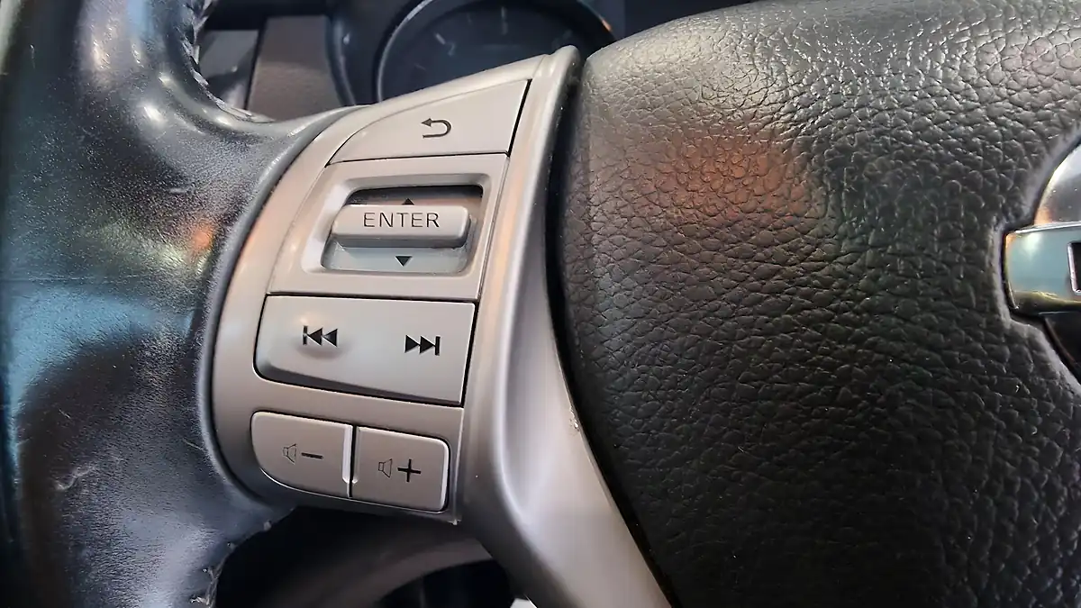 Used 2015 Nissan Qashqai Tekna White - Interior and Exterior details 9