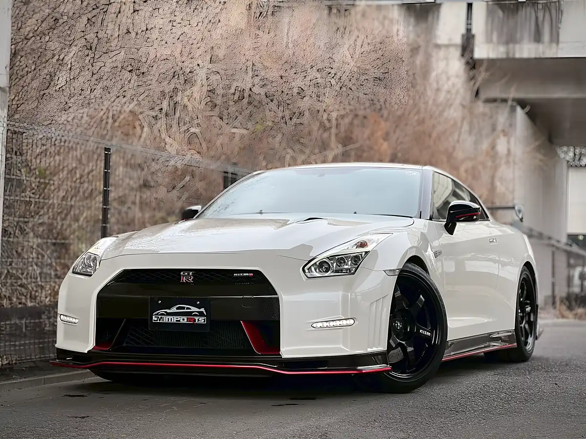 Used 2015 Nissan R35 GT-R Nismo Edition Pearl White - Interior and Exterior details 4
