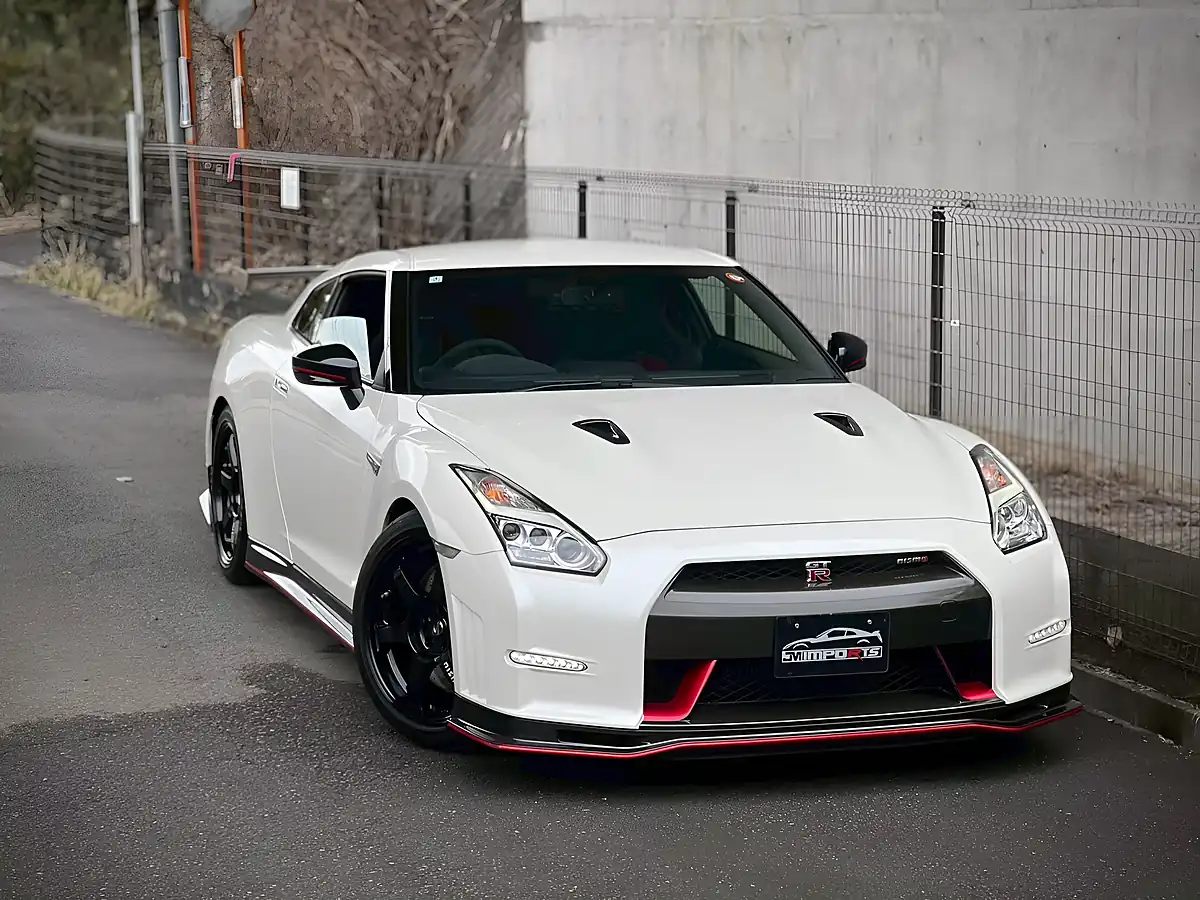 Used 2015 Nissan R35 GT-R Nismo Edition Pearl White - Interior and Exterior details 5