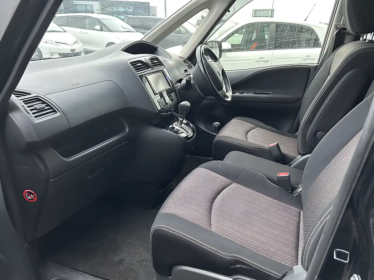 Used 2015 Nissan Serena 7 Seater Black - Interior and Exterior details 10