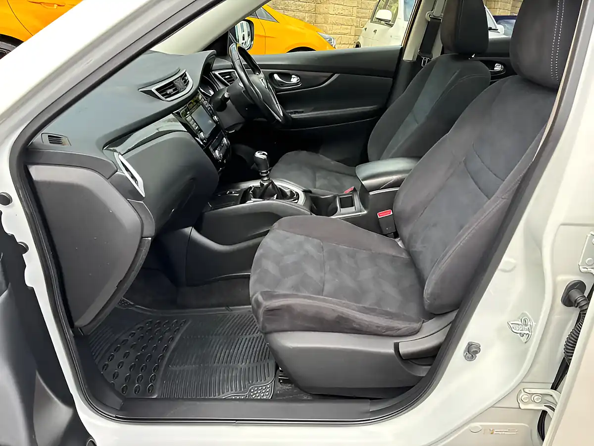 Used 2015 Nissan X-Trail N-Tec White - Interior and Exterior details 12