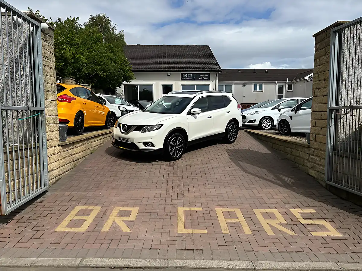 Used 2015 Nissan X-Trail N-Tec White - Interior and Exterior details 3