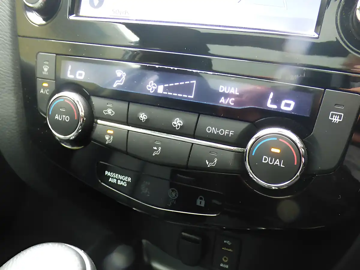 Used 2015 Nissan X-Trail Tekna Blue - Interior and Exterior details 16