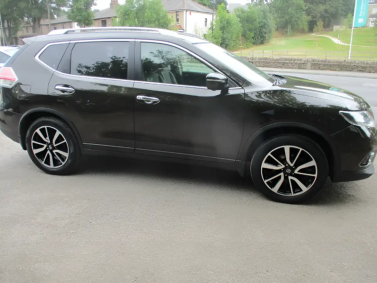 Used 2015 Nissan X-Trail Tekna Green - Interior and Exterior details 4