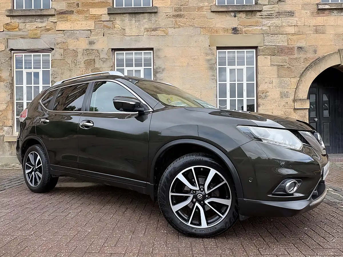 Used 2015 Nissan X-Trail Tekna Green - Front View