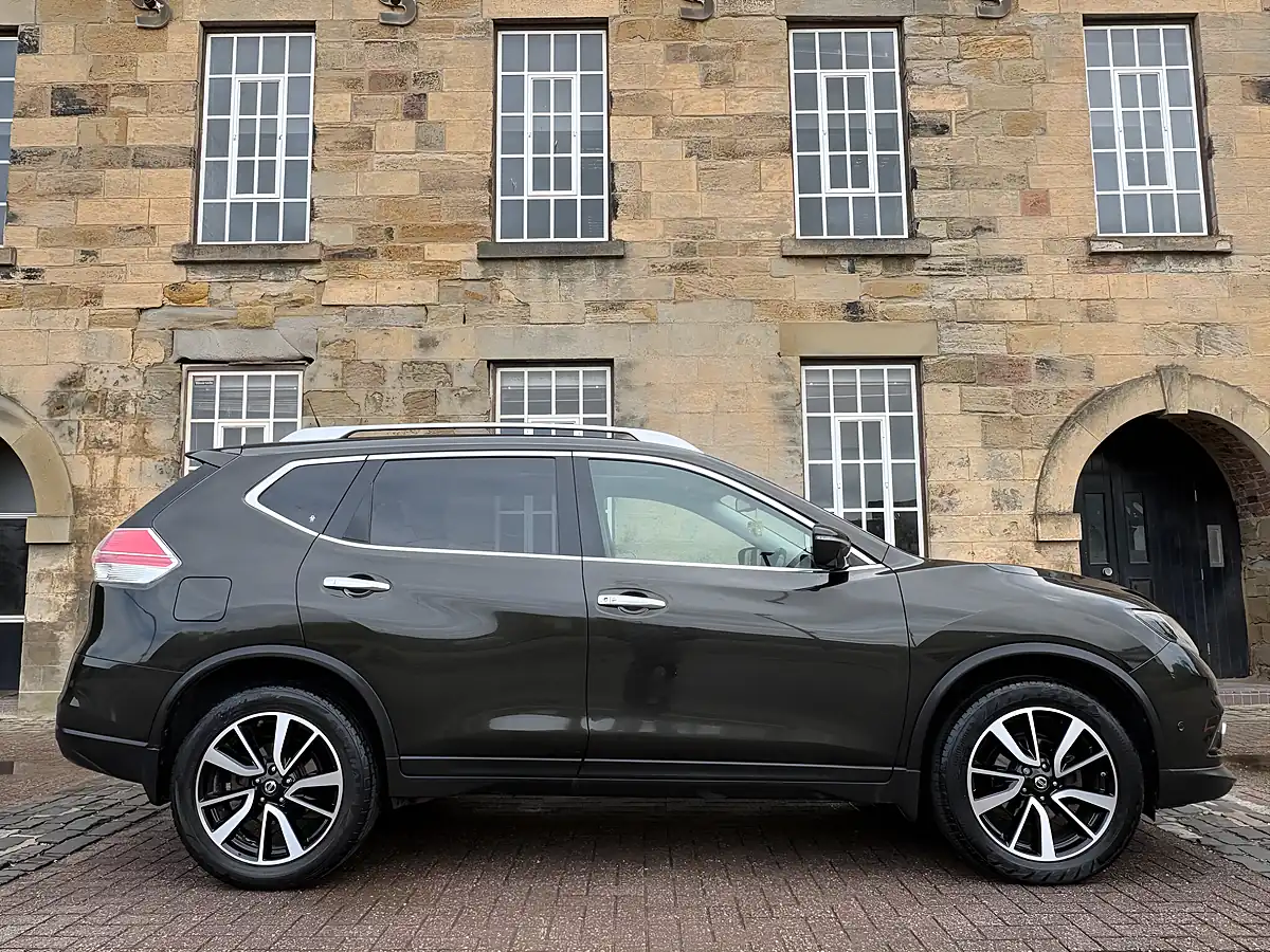 Used 2015 Nissan X-Trail Tekna Green - Interior and Exterior details 12