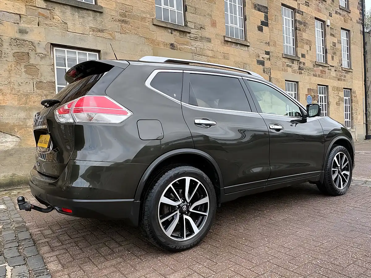 Used 2015 Nissan X-Trail Tekna Green - Interior and Exterior details 16