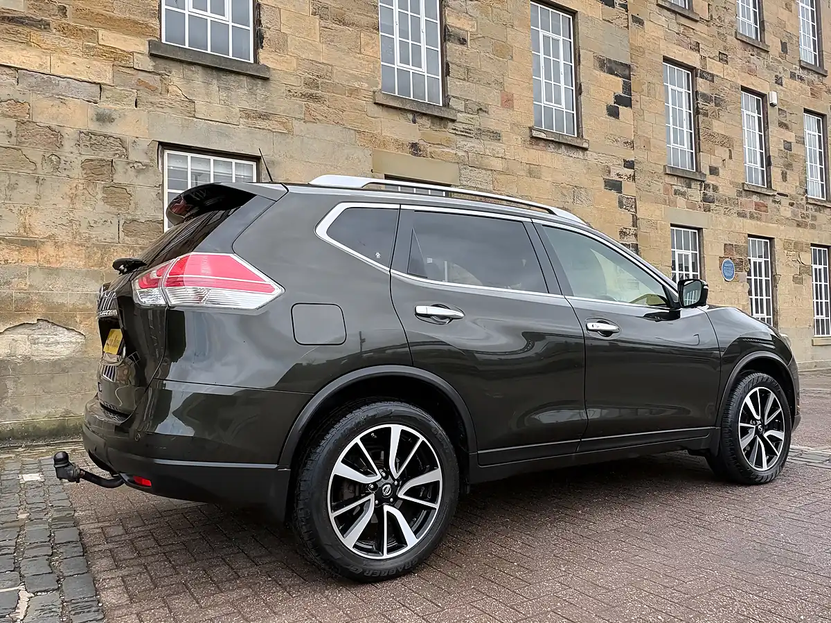 Used 2015 Nissan X-Trail Tekna Green - Interior and Exterior details 19