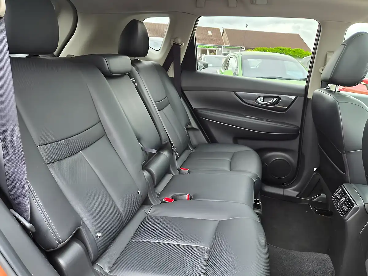 Used 2015 Nissan X-Trail Tekna Orange - Interior and Exterior details 14