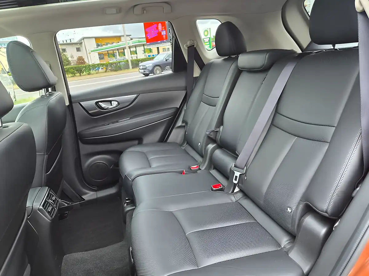 Used 2015 Nissan X-Trail Tekna Orange - Interior and Exterior details 16