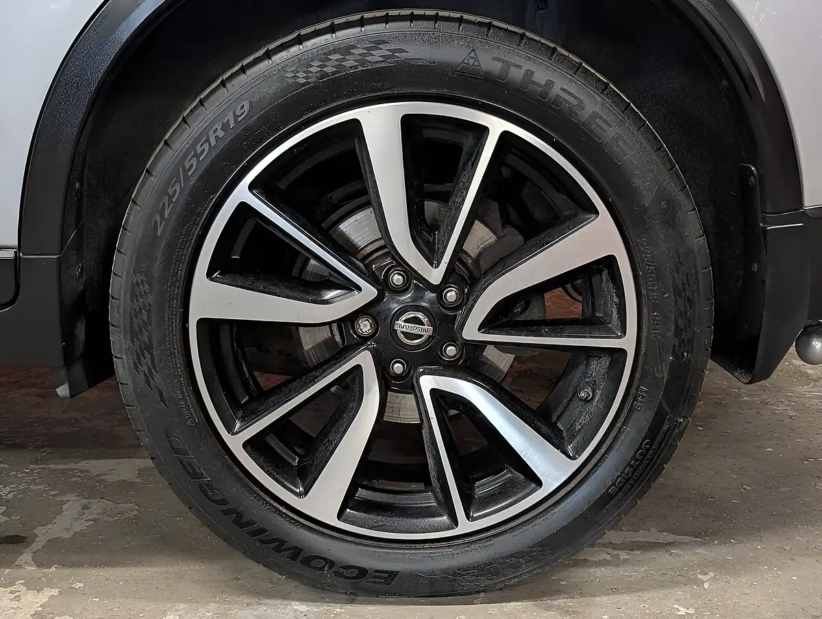 Used 2015 Nissan X-Trail Tekna Silver - Interior and Exterior details 4