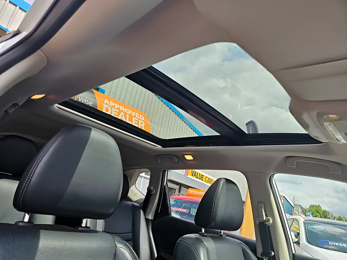 Used 2015 Nissan X-Trail Tekna White - Interior and Exterior details 17