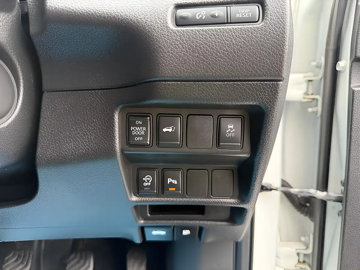 Used 2015 Nissan X-Trail Tekna White - Interior and Exterior details 17