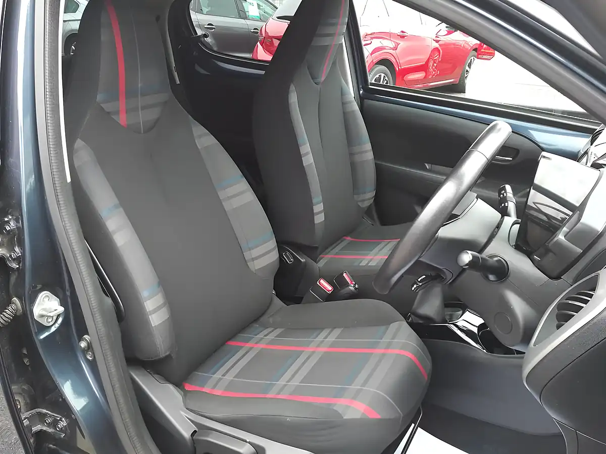 Used 2015 Peugeot 108 Allure Blue - Interior and Exterior details 11