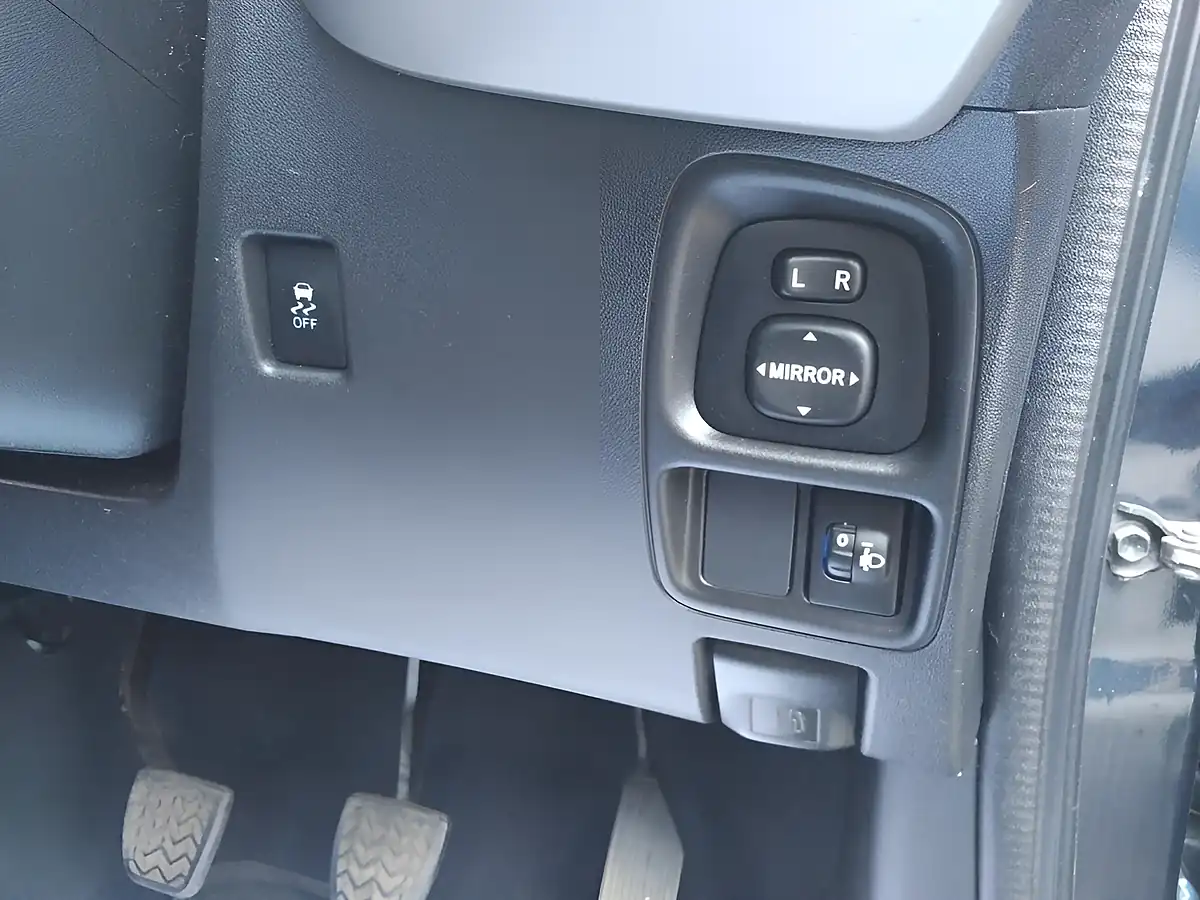 Used 2015 Peugeot 108 Allure Blue - Interior and Exterior details 15