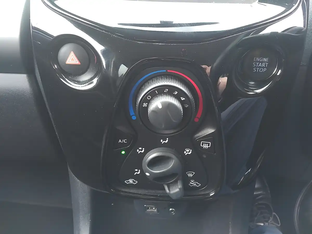 Used 2015 Peugeot 108 Allure Blue - Interior and Exterior details 17
