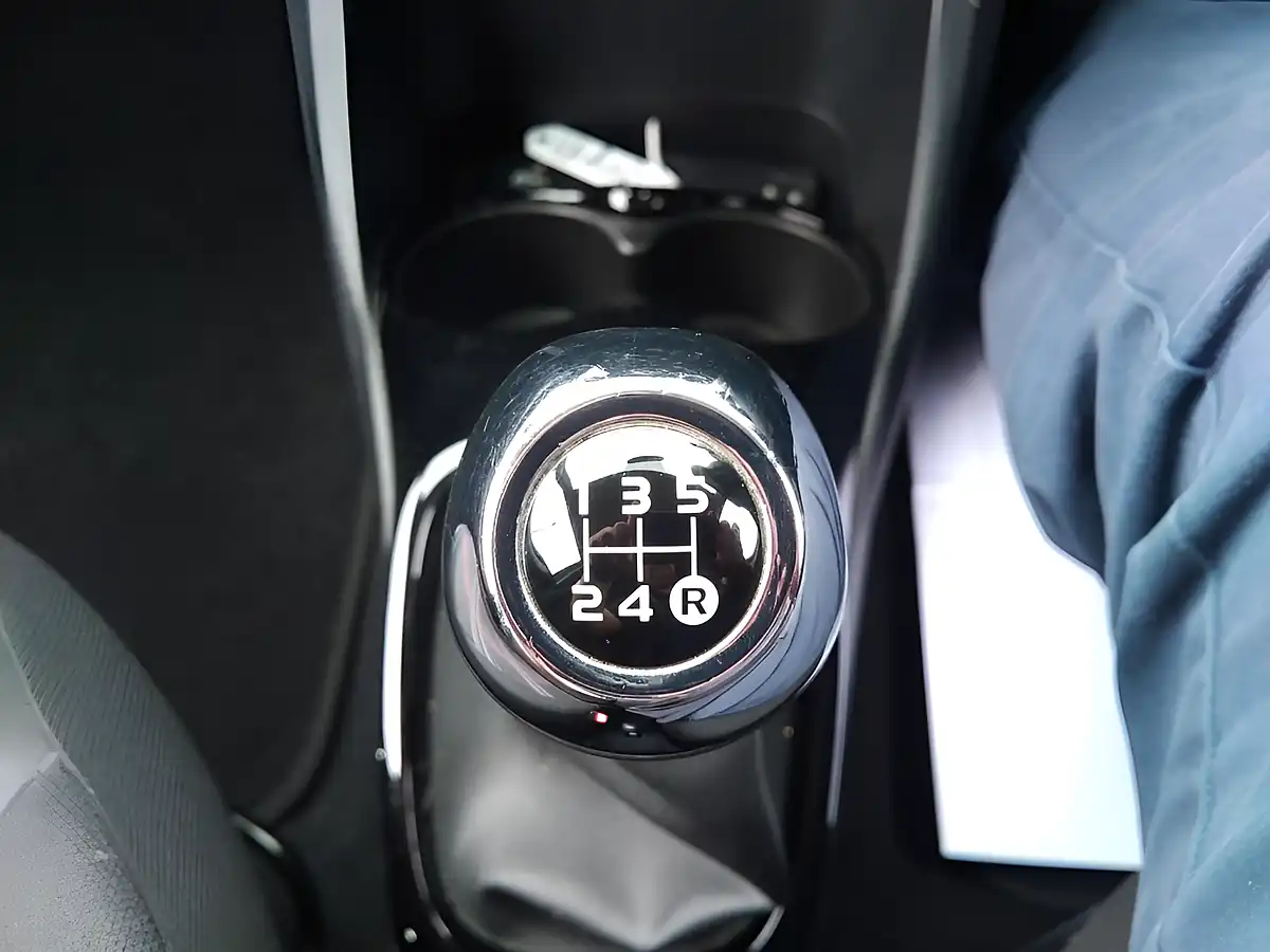 Used 2015 Peugeot 108 Allure Blue - Interior and Exterior details 18