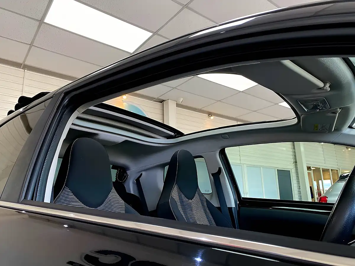 Used 2015 Peugeot 108 Allure Top Black - Interior and Exterior details 12