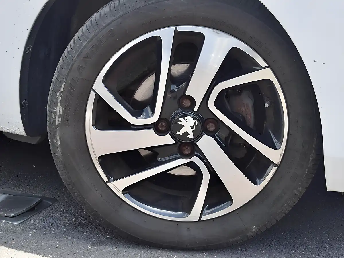 Used 2015 Peugeot 108 Allure White - Interior and Exterior details 9
