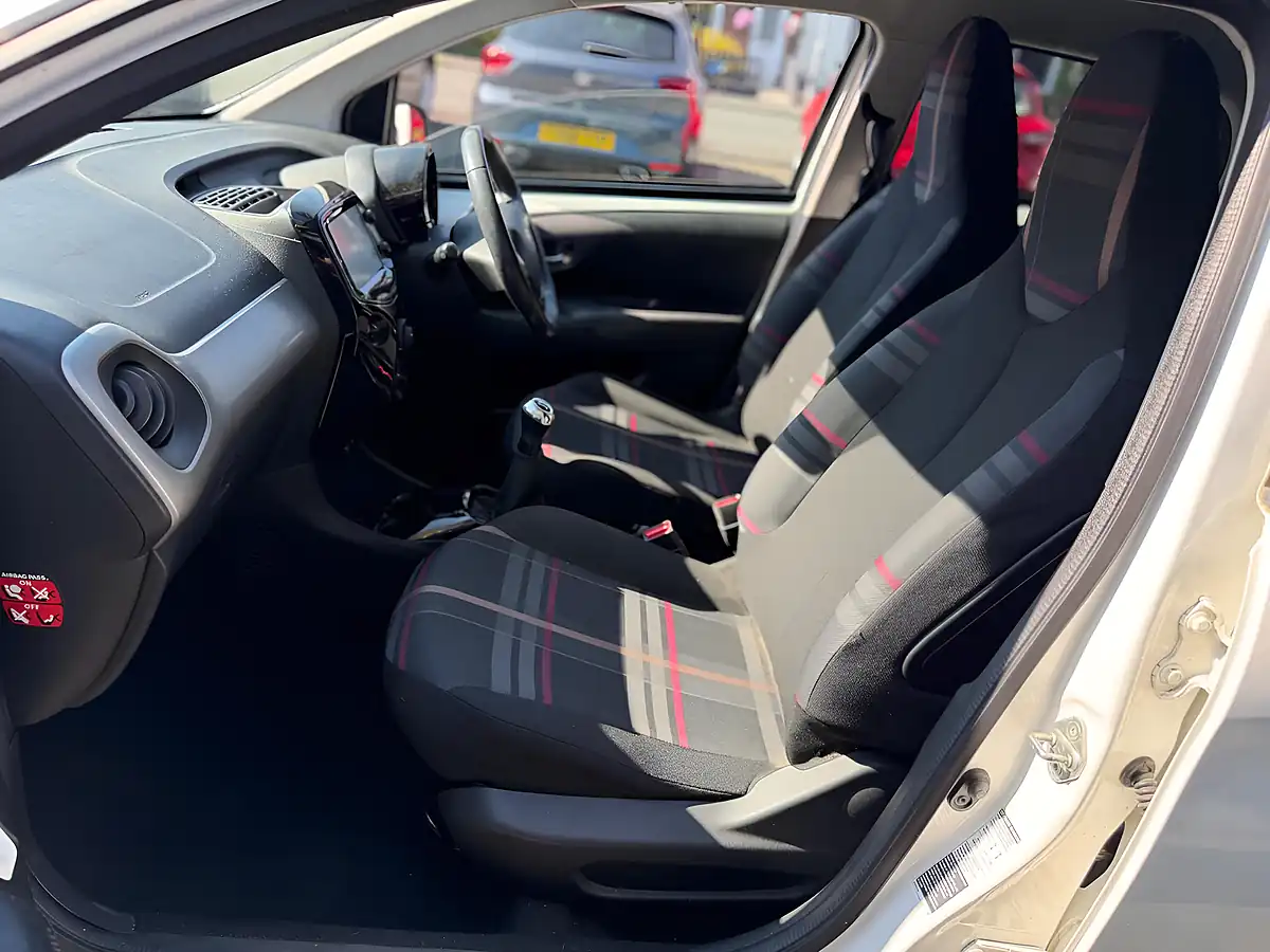 Used 2015 Peugeot 108 Allure White - Interior and Exterior details 17