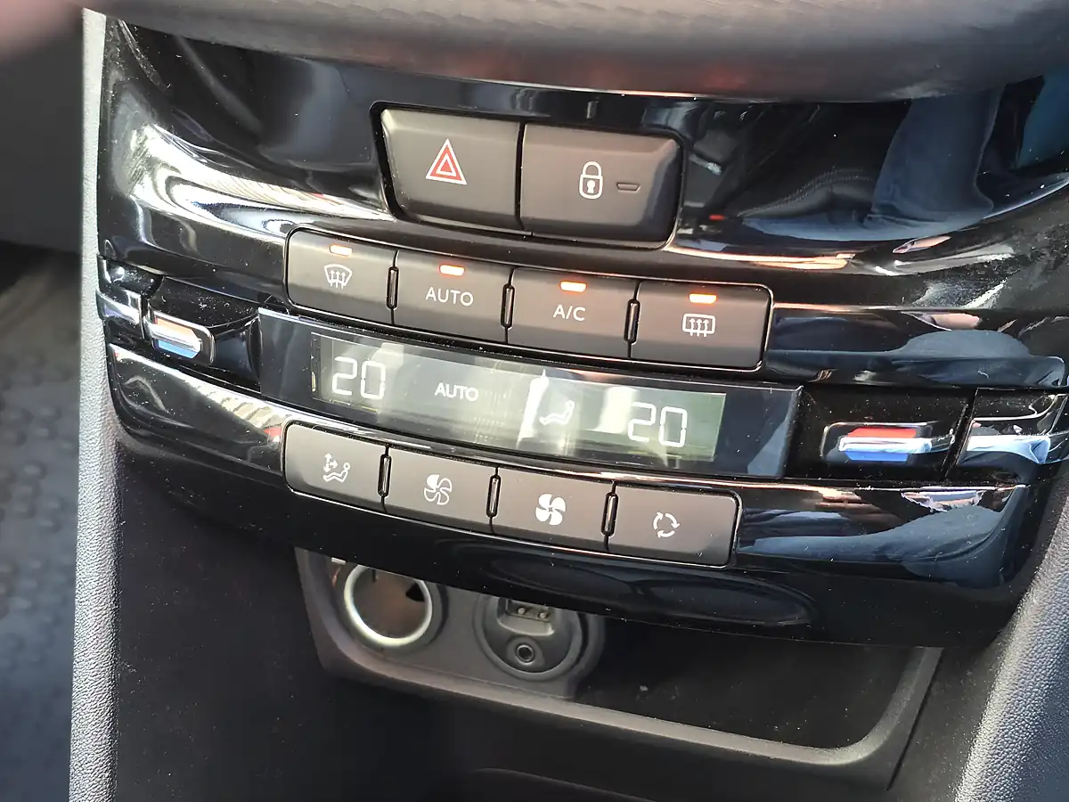Used 2015 Peugeot 2008 Allure Red - Interior and Exterior details 12