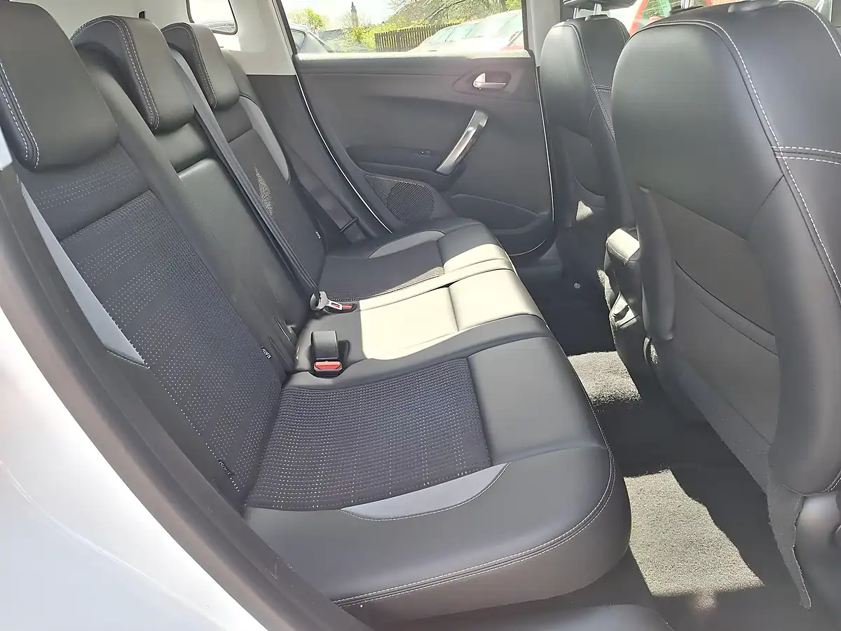 Used 2015 Peugeot 2008 Allure White - Interior and Exterior details 12