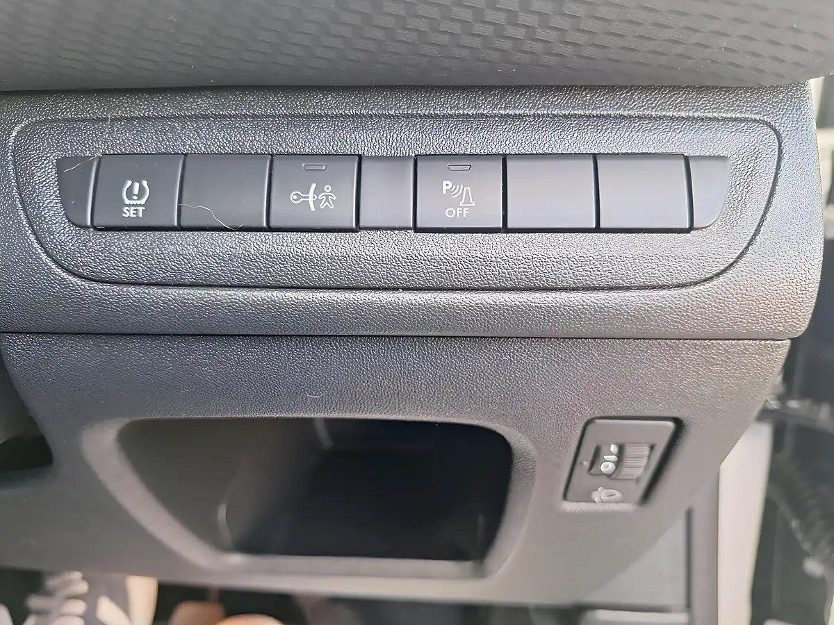 Used 2015 Peugeot 2008 Allure White - Interior and Exterior details 13